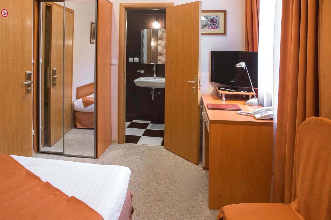 Economy Room In Hotel Eney Lemberg Exterior foto