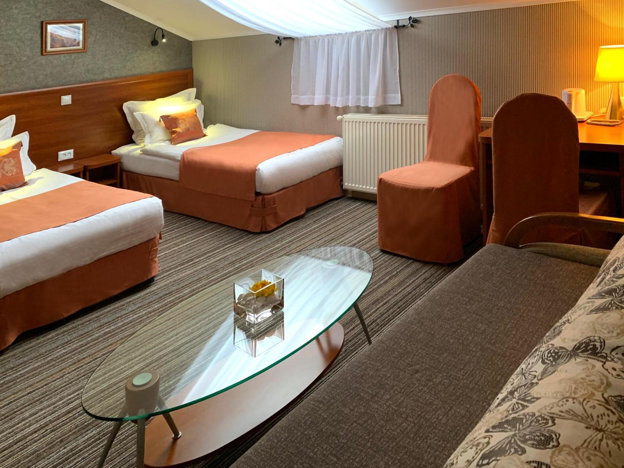 Economy Room In Hotel Eney Lemberg Exterior foto